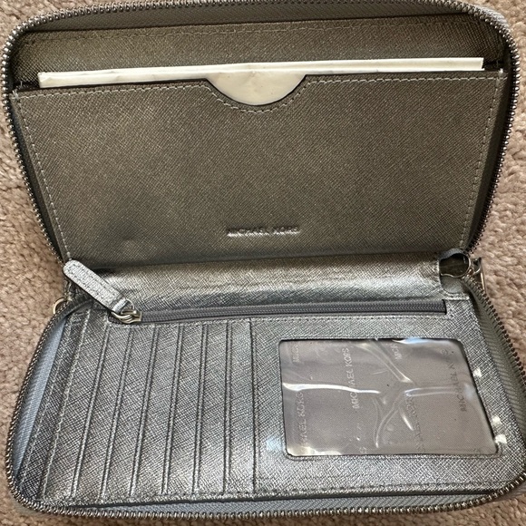 MICHAEL Michael Kors multi-function smartphone wristlet/wallet - Picture 4 of 4